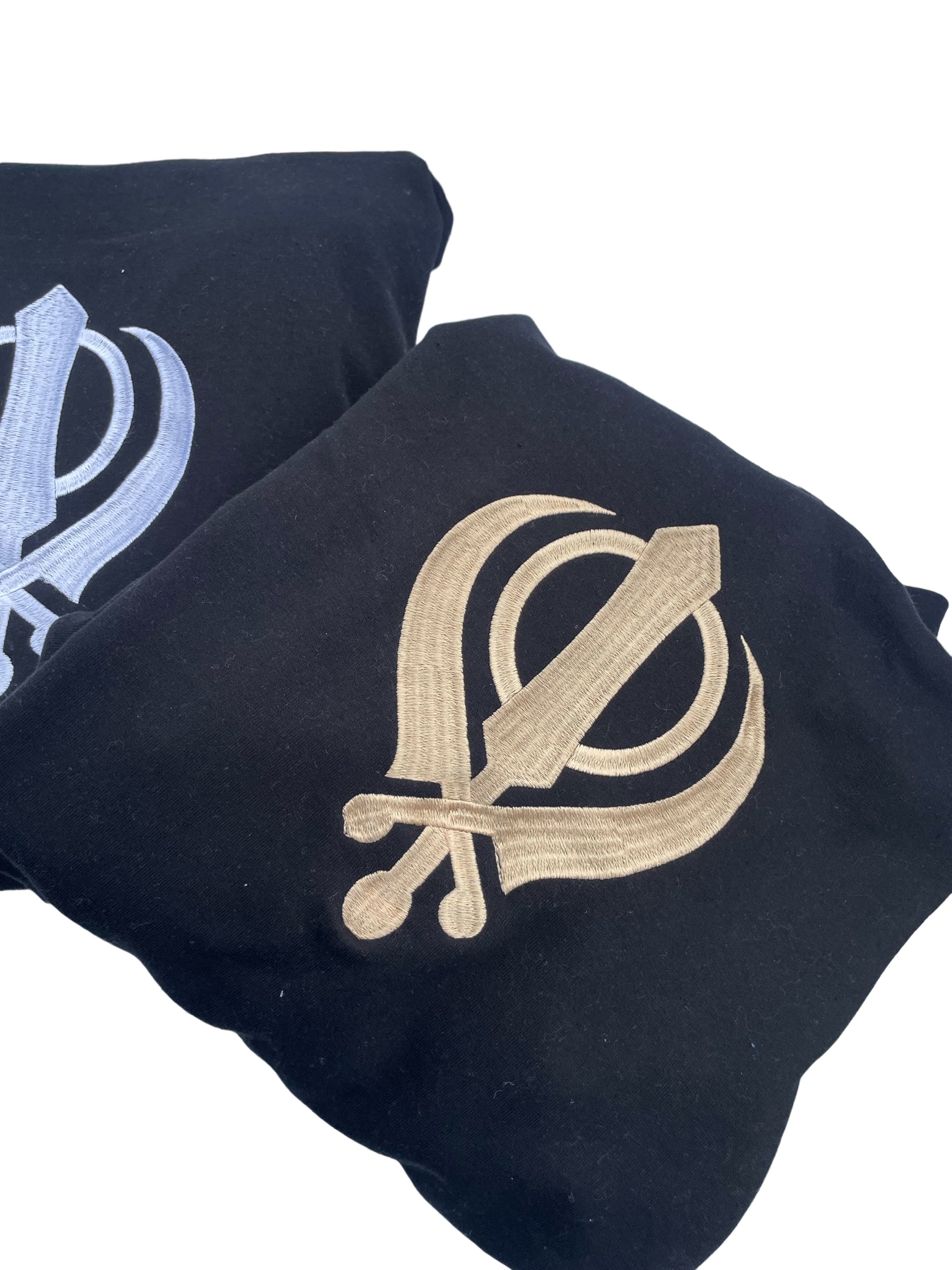 Large embroidered Khanda Hoody representing equality and strength. Made with high-quality fabric and thread, this provides both style and comfort. The perfect addition to any wardrobe for those who value tradition and fashion.