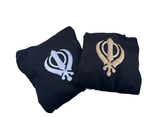 Large embroidered Khanda Hoody representing equality and strength. Made with high-quality fabric and thread, this provides both style and comfort. The perfect addition to any wardrobe for those who value tradition and fashion.
